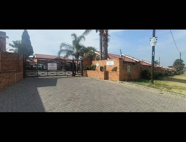 3 BEDROOM TOWNHOUSE FOR SALE IN GROBLERPARK
